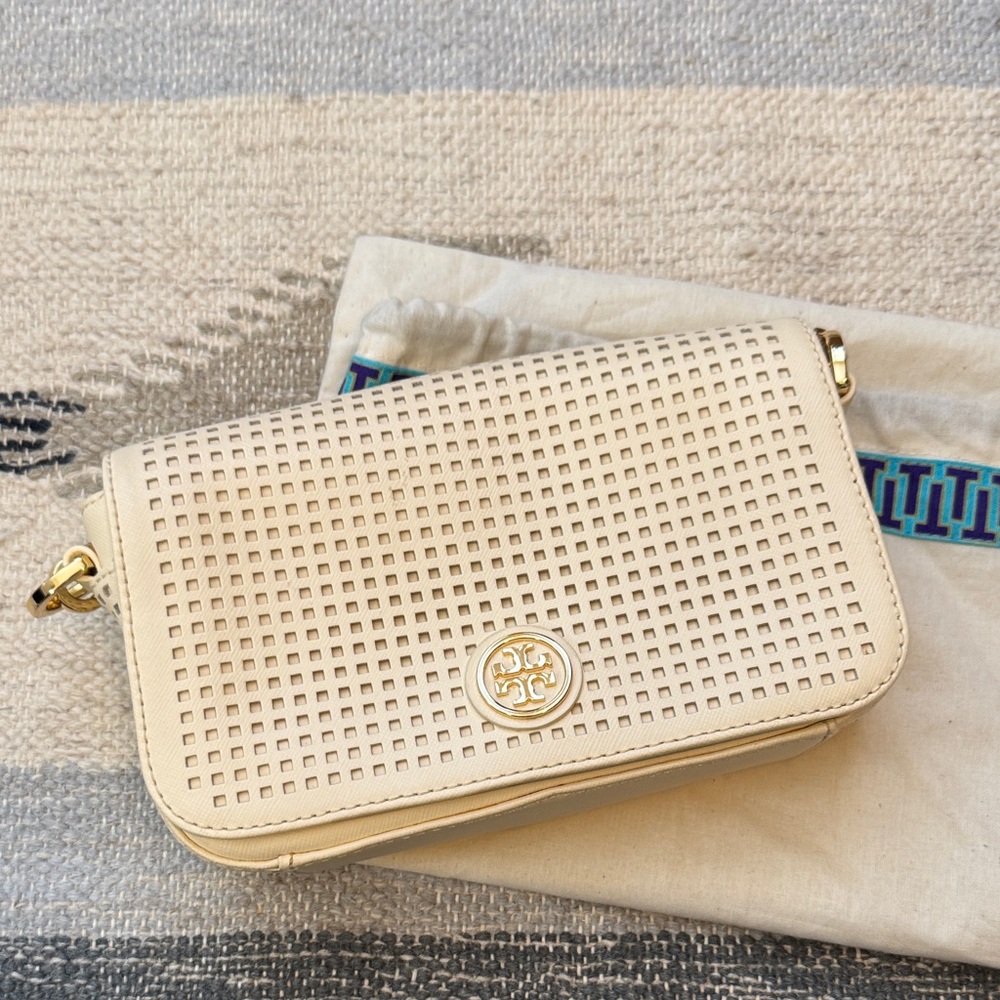 EUC Perforated Tory Burch Wallet On A Chain Bag.  Ivory Perforated Crossbody